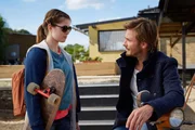 Kann "Tonis" dreizehnj&auml;hrige Tochter Lea (Jamie Bick, l.) dem neuen Aushilfsfahrer Henning (Andreas Pietschmann, r.) vertrauen?