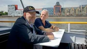 25 Jahre nach der ersten Begegnung von Klaus J. Behrendt (r) und Dietmar B&auml;r (l) am Rheinufer im "Tatort - Willkommen in K&ouml;ln" fahren die beiden Schauspieler in dem temporeichen Film der WDR Unterhaltung nun wie ein "altes, eingespieltes Ehepaar" mit einem Ausflugsschiff den Rhein hinunter und stellen fest, dass sie nach fast 90 F&auml;llen schon ein fester Bestandteil der Stadt geworden sind.