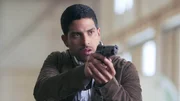 Eric Delko (Adam Rodriguez) verfolgt den flüchtigen Luis durch die Zuckerraffinerie, um ihn für den Mord an Eduardo Santos festzunehmen. Eric Delko (Adam Rodriguez) verfolgt den flüchtigen Luis durch die Zuckerraffinerie, um ihn für den Mord an Eduardo Santos festzunehmen.