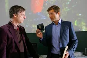 Prof. Blum (Christian Wittmann, l.) bestreitet gegen&uuml;ber Hansen (Igor Jeftic, r.) den Toten gekannt zu haben. Was hat der Uniprofessor zu verbergen?
