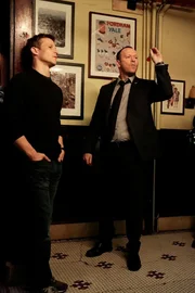 Die Stimmung zwischen den beiden Br&uuml;dern ist erhitzt: Jamie (Will Estes, l.) und Danny (Donnie Wahlberg, r.) sind sich &auml;u&szlig;erst uneinig dar&uuml;ber, was mit dem skrupellosen Polizei-Neuling, der nur f&uuml;r &Auml;rger sorgt, passieren soll. Gelingt es den beiden Br&uuml;dern, sich wieder zusammenzuraufen?