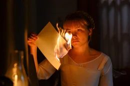 Aus Eifersucht und Neid verbrennt Amy (Florence Pugh) ein Manuskript ihrer Schwester Jo.