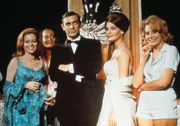 V.l.: Fiona Volpe (Luciana Paluzzi), Paula Caplan (Martine Beswick), James Bond (Sean Connery), Domino Derval (Claudine Auger), Patricia Fearing (Molly Peters)