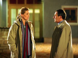 Anja (Barbara Rudnik) versucht, sich mit dem ungl&uuml;cklich verliebten Herbert (Rudolf Kowalski) auszusprechen.