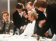 Mona (Senta Berger, l) im neuen Modelook und ihr Freund Baby (Franz Xaver Kroetz, Mitte)  auf einer Party.