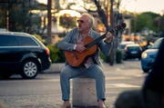 Edgar (Bernhard Sch&uuml;tz) spielt auf der Gitarre