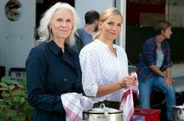 Veronika (Tanja Wedhorn, re.) hilft Elisabeth (Michaela Rosen) bei der Essensausgabe f&uuml;r Bed&uuml;rftige.