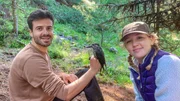 Nina und Ornithologe Valentin samt Tannenhäher. Der Vogel gehört zu den Rabenvögeln. (Valentin Graf). Weiteres Bildmaterial finden Sie unter www.br-foto.de. Nina und Ornithologe Valentin samt Tannenhäher. Der Vogel gehört zu den Rabenvögeln. (Valentin Graf). Weiteres Bildmaterial finden Sie unter www.br-foto.de.