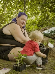 Chris helps Amy plant her garden. Chris helps Amy plant her garden.