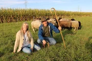 Tobi und die Sch&auml;ferin Susanne Gans mit der Schafherde