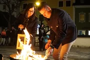 Leiterin der LJ Tamsweg Magdalena L&ouml;cker und Leiter der LJ Tamsweg Andreas Brandst&auml;tter holen das geweihte Osterfeuer in Tamsweg ab.