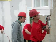 Willi Weitzel schaut ganz gespannt beim Bau eines Fertighauses zu.