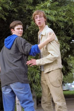 Immer wieder ist Toby (Nicky Kantor, r.) den H&auml;nseleien und Qu&auml;lereien der &auml;lteren Semester des Internats ausgesetzt. Doch schon bald findet er in Luca alias Frankie (Jana Straulino, l.) einen k&auml;mpferischen Freund ...