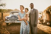 Nach seiner R&uuml;ckkehr genie&szlig;t Seretse Khama (David Oyelowo) die Zeit mit Ruth (Rosamund Pike) und seiner kleinen Tochter.