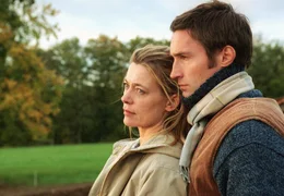 Wie lange werden Pfarrerin Anja Schneider (Barbara Rudnik) und der j&uuml;ngere Jochen Hofmann (Benjamin Sadler) ihre Aff&auml;re geheim halten k&ouml;nnen? Weiteres Bildmaterial finden Sie unter www.br-foto.de.; BR Fernsehen SEHNSUCHT NACH LIEBE, am Samstag (19.10.24) um 10:30 Uhr. Wie lange werden Pfarrerin Anja Schneider (Barbara Rudnik) und der j&uuml;ngere Jochen Hofmann (Benjamin Sadler) ihre Aff&auml;re geheim halten k&ouml;nnen? Weiteres Bildmaterial finden Sie unter www.br-foto.de. &copy; BR/ARD/Degeto/Joseph Wolfsberg, honorarfrei - Verwendung gem&auml;&szlig; der AGB im engen inhaltlichen, redaktionellen Zusammenhang mit genannter BR-Sendung und bei Nennung "Bild: BR/ARD/Degeto/Joseph Wolfsberg" (S2). BR/Bildmanagement, Tel: 089/5900-33133, Fax: -10585, Bildmanagement@br.de, www.br-foto.de