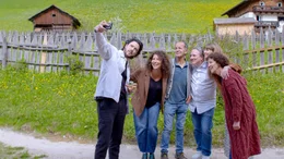 Familie Schuen knipst gemeinsam mit Robert Palfrader ein Selfie.