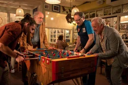 Wie fr&uuml;her: Helmut (Karl Fischer, 2.), Peter (Reiner Bock) und Edgar (Bernhard Sch&uuml;tz, re.) spielen mit einem anderen Gast Tischkicker.