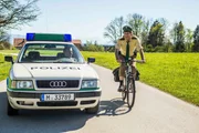 v.li.: W&auml;hrend Hubert (Christian Tramitz) im Dienstwagen f&auml;hrt, muss Staller (Helmfried von L&uuml;ttichau) mit dem Fahrrad fahren.