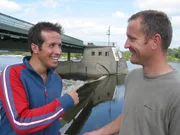 Am Wehr Geesthacht erkl&auml;rt Peter dem Reporter, wie bei einem Fluss der Wasserstand reguliert werden kann, damit die Schiffe immer freie Fahrt haben.