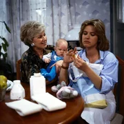 Oma Hannelore (Maria Sebaldt) und Uschi (Anja Sch&uuml;te) k&uuml;mmern sich liebevoll um Klein-Sebastian.