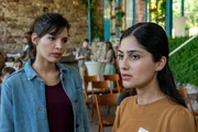 Als die leitende Pastorin einer Stuttgarter Freikirche bei einer christlichen Veranstaltung ertr&auml;nkt im Teich aufgefunden wird, ger&auml;t ihre Assistentin Mina Dahl (Sogol Faghani, r.) unter dringenden Tatverdacht. Ist Kommissarin Lea Gomez (Jasmin Gassmann, l.) auf der richtigen Spur?