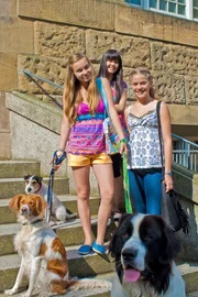 Ally bekommt einen neuen Job &ndash; sie passt auf Hunde in Hamburg auf. v.l.: Ally (Marny Kennedy), Jackie (Charlotte Nicdao), Emma (Sophie Karbjinski)