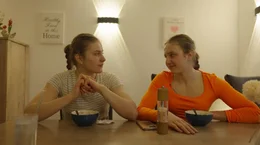 WESTDEUTSCHER RUNDFUNK K&Ouml;LN Essen als Religion, Vom Zwang, sich gesund zu ern&auml;hren - Ab dem 18.02.2026 in der ARD-Mediathek, Ein Film von Jakob Kneser und Eva Schultes Kalorien waren ihr gr&ouml;&szlig;ter Feind: Anabel und Maria (r.) &copy; WDR/Leo Adass, honorarfrei - Verwendung gem&auml;&szlig; der AGB im engen inhaltlichen, redaktionellen Zusammenhang mit genannter WDR-Sendung und bei Nennung "Bild: WDR/Leo Adass" (S2+). WDR Kommunikation/Redaktion Bild, K&ouml;ln, Tel: 0221/220 -7132 oder -7133, Fax: -777132, bildkommunikation@wdr.de