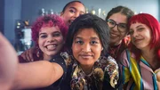 Massuda (Tisa Pharischad Khumyim, Mitte) macht zusammen mit ihren Freundinnen ein Abschiedsselfie f&uuml;r Elly und Ava.