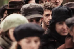 Gilles (Nahuel P&eacute;rez Biscayart) versteckt sich unter den Gefangenen eines Todesmarsches.