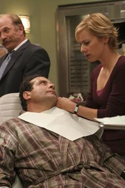 Natalie (Traylor Howard, r.) ist ganz besorgt um ihren Boss Adrian (Tony Shalhoub, M.), den sie zusammen mit Captain Leland Stottlemeyer (Ted Levine, l.) gefesselt am Zahnarztstuhl vorfindet. Natalie (Traylor Howard, r.) ist ganz besorgt um ihren Boss Adrian (Tony Shalhoub, M.), den sie zusammen mit Captain Leland Stottlemeyer (Ted Levine, l.) gefesselt am Zahnarztstuhl vorfindet.