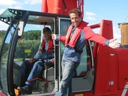 Willi Weitzel trifft bei seinen Erkundungen auf Baggerf&uuml;hrer Horst, der mithilft, die Elbe in Schuss zu halten.