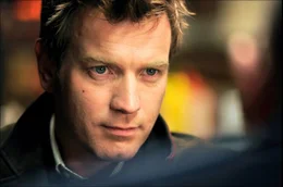 Ein Ghostwriter, der die Memoiren eines ehemaligen britischen Premierministers fertigstellen soll, enth&uuml;llt Geheimnisse, die sein eigenes Leben in Gefahr bringen. - Der Ghostwriter (Ewan McGregor) soll die Memoiren des ehemaligen britischen Premierministers Adam Lang verfassen. Weiteres Bildmaterial finden Sie unter www.br-foto.de.