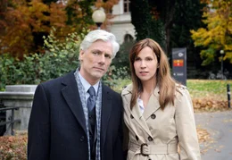 Ricarda (Doris Schretzmayer) ist mit Oberstaatsanwalt Wolf Bernheimer (Philippe Brenninkmeyer) verlobt.