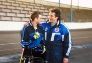 Der Radrennfahrer Florian (Frederic Komp) hat es geschaftt: Das Profilager &ouml;ffnet T&uuml;ren und Tore f&uuml;r das Naturtalent und sein Trainer (Joachim Laetsch, rechts) soll zum Assistenten des Cheftrainers ernannt werden.