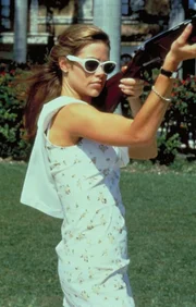 Als die gewiefte Kelly (Denise Richards) ihren Plan schmiedet, ahnt sie nicht, dass sie nicht die Einzige ist, die einen Alleingang plant ...