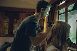 Haben die Bef&uuml;rchtung, dass ihr Nachbar Turner ein Serienkiller ist: Ashley (Sarah Roemer, r.) und Kale (Shia LaBeouf, l.).