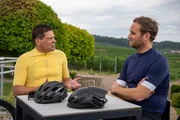 Der ehemalige Radrennprofi Jan Ullrich (l.) spricht mit Psychologe Leon Windscheid (r.) &uuml;ber seine Depression und berichtet, dass er viel zu lange gewartet, um sich Hilfe zu holen.