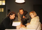 Die Kommissare Peter Wolniak (Uwe Fellensiek, li.) und Stefan Kehler (Wolfgang Bathke) vernehmen die zwielichtige Anita (Eva Haßmann). Hat die Prostituierte ihren Zuhälter umgebracht? Die Kommissare Peter Wolniak (Uwe Fellensiek, li.) und Stefan Kehler (Wolfgang Bathke) vernehmen die zwielichtige Anita (Eva Haßmann). Hat die Prostituierte ihren Zuhälter umgebracht?