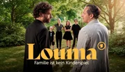 ONE LOUMA - FAMILIE IST KEIN KINDERSPIEL, am Sonntag (29.03.26) um 20:15 Uhr. Lous erster Mann Tristan (Trystan P&uuml;tter, r), erfolgreicher Besitzer einer Kaffeehaus-Kette, ist der Vater von Toni (Lola H&ouml;ller, 3.v.l.) und Fabi (No&eacute;l Gabriel Kipp, 2.v.r.), 16 und 14 Jahre alt. W&auml;hrend der Ehe hat Tristan alles darauf gesetzt seinen Traum von der Kaffeehaus-Kette zu verwirklichen. Lou versuchte, das Tempo mitzuhalten, was sie nach einem Zusammenbruch in die Klinik brachte. Dort lernte sie den Musiker Mo (Timur Isik, l) kennen. Nach der Trennung von Tristan werden Lou und Mo ein Paar und bekommen zwei Kinder: Fritte (Emily Kaiser, 3.v.r.) und Nano (Michel Koch, 2.v.l.), 10 und 8 Jahre alt. Als Lou durch einen Unfall stirbt, k&auml;mpft Mo darum, dass die Kinder weiterhin alle zusammen bei ihm bleiben. Doch obwohl Toni und Fabi nach der Scheidung bei Lou geblieben sind, will Tristan jetzt Verantwortung f&uuml;r seine Kinder &uuml;bernehmen. Wegen einer Dienstreise muss er sie allerdings direkt nach der Trauerfeier bei Mo lassen.  Als sein Flug gecancelt wird, kehrt er um, findet das Haus aber leer vor. Mo und die vier Kinder &uuml;bernachten auf dem Friedhof, denn Nano wollte Lou nicht alleine lassen. Als Tristan Toni und Fabi dort wegholen will, eskaliert die Situation und die M&auml;nner werden vor den Augen der Kinder handgreiflich. Ausgerechnet nach diesem Tiefpunkt hat Fritte eine Idee: &bdquo;Ihr zieht zusammen. Tristan und du. Wir ziehen alle zusammen.&ldquo; - KeyVisual