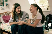 Toni (Lola H&ouml;ller, r) erz&auml;hlt Louma (Marie Nasemann, l) von ihrem Freund Nick.