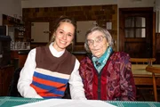 Kira Schinko mit der 92-j&auml;hrigen Wirtin &bdquo;Mizi&ldquo; Ganglmair.