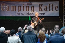 Die Fans wollen von Camping-Kalle (Christoph M. Ohrt) nur ein einziges Lied h&ouml;ren: Seinen alten Hit &bdquo;Unter der Sonne&ldquo;.