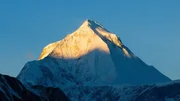 Der Gipfel des Dhaulagiri erstrahlt im ersten Morgenlicht. Der Gipfel des Dhaulagiri erstrahlt im ersten Morgenlicht.