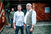 Bezirksinspektor Klaus Lechner (Andreas Kiendl, M.) will zusammen mit Major Max Herzog (Martin Gruber, l.) an der Garage von Erwin Happich (Karl Fischer, r.) herausfinden, was mit seiner alten Freundin Suse wirklich passiert ist.