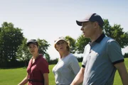 Eine Spur f&uuml;hrt die Kommissarinnen auf den Golfplatz, v.li.: Maria W&ouml;rdemann als Chiara Locatelli, Franziska Weisz als Doro Beitinger, Vincent Glander als Mirko Terstappen