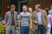 Hansen (Igor Jeftic, l.) und Hartl (Michael A. Grimm, r.) wissen, dass das Opfer eine Aff&auml;re hatte, was Lebensgef&auml;hrte Kogler (Sven Waasner, m.) nicht gepasst haben d&uuml;rfte.