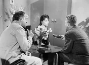 Seitdem die huebsche Inge (Angelica Domroese) ihr Praktikum leistet, hat Ingenieur Franz Bach (Peter Herden, re.) auffaellig lange im Betrieb zu tun. Bei seiner Frau schrillen die Alarmglocken und auch Bachs Kinder lassen sich allerlei einfallen, um den Vater nicht vom Pfad der Tugend abkommen zu lassen.