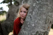 Die kleine Simone (Morgana Davies) mag den Baum.
