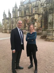 Alice Roberts (r.)