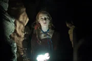 Im unterirdischen Gang leuchten die magischen Perlen Maria (Dakota Blue Richards) den Weg.